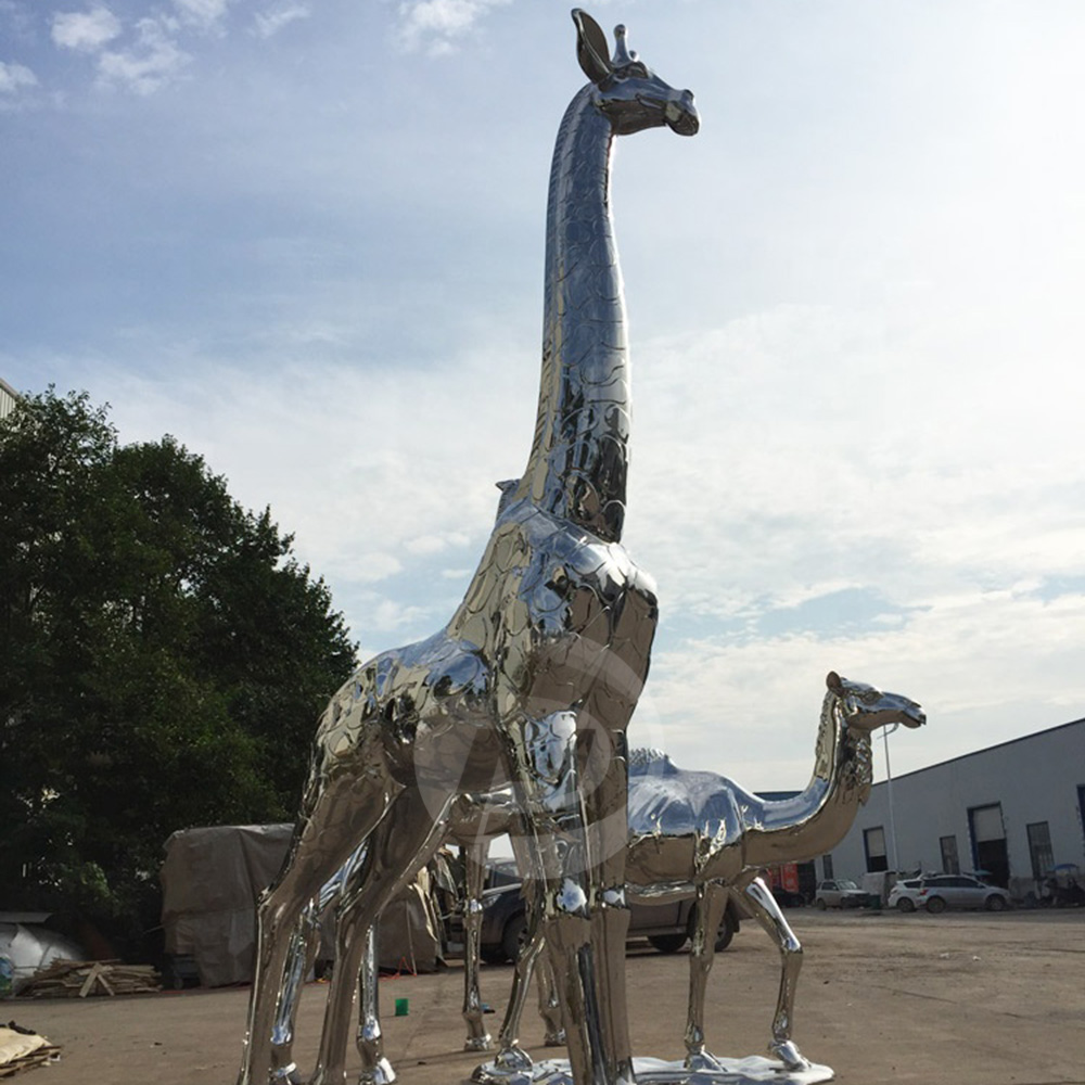 giraffe sculpture